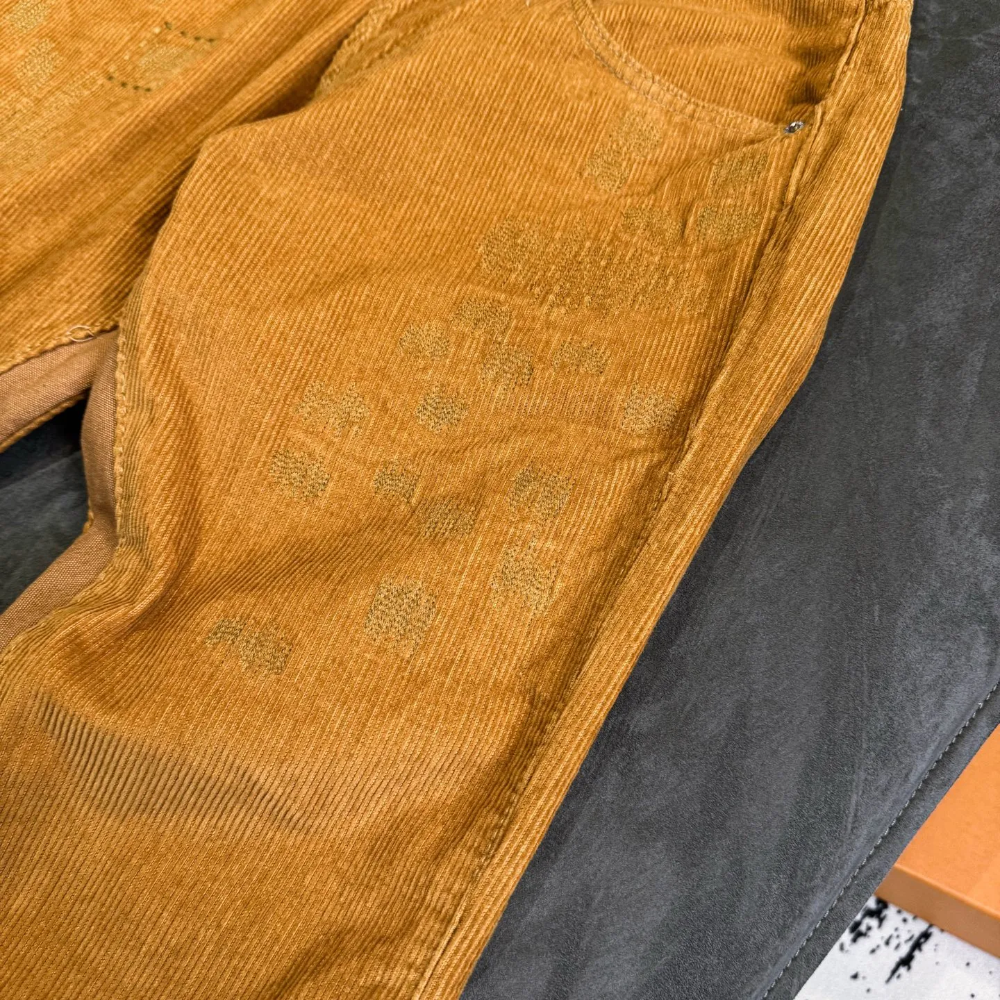 P240 Chrome Hearts Gallery 2025 corduroy spliced ​​multi-pocket couple bootcut jeans are a hot trend this season and are sought after by countless celebrities and fashionistas. The neat details of the cutting process add color to the playful fashion! The neat and meticulous design, and the well-fitting structure is unique. The upper body not only has outstanding recognition, but also looks younger and younger. A style with the ultimate wearing meaning and performance, gorgeous color matching, and the craftsmanship of this style is also extremely extraordinary. After the finished product is washed, it is disassembled and hand-made with sheepskin cross leather and then spliced ​​together to complete. The whole piece has too many craftsmanship to describe. It is decorated with patchwork cross flowers and high-waisted washed jeans! ! Absolutely high-end luxury product, a god-level single product, a super popular product, made with top heavy industry, a magic weapon that cannot be missed to hit the streets. Size: 28 30 32 34 36 Color: Yellow